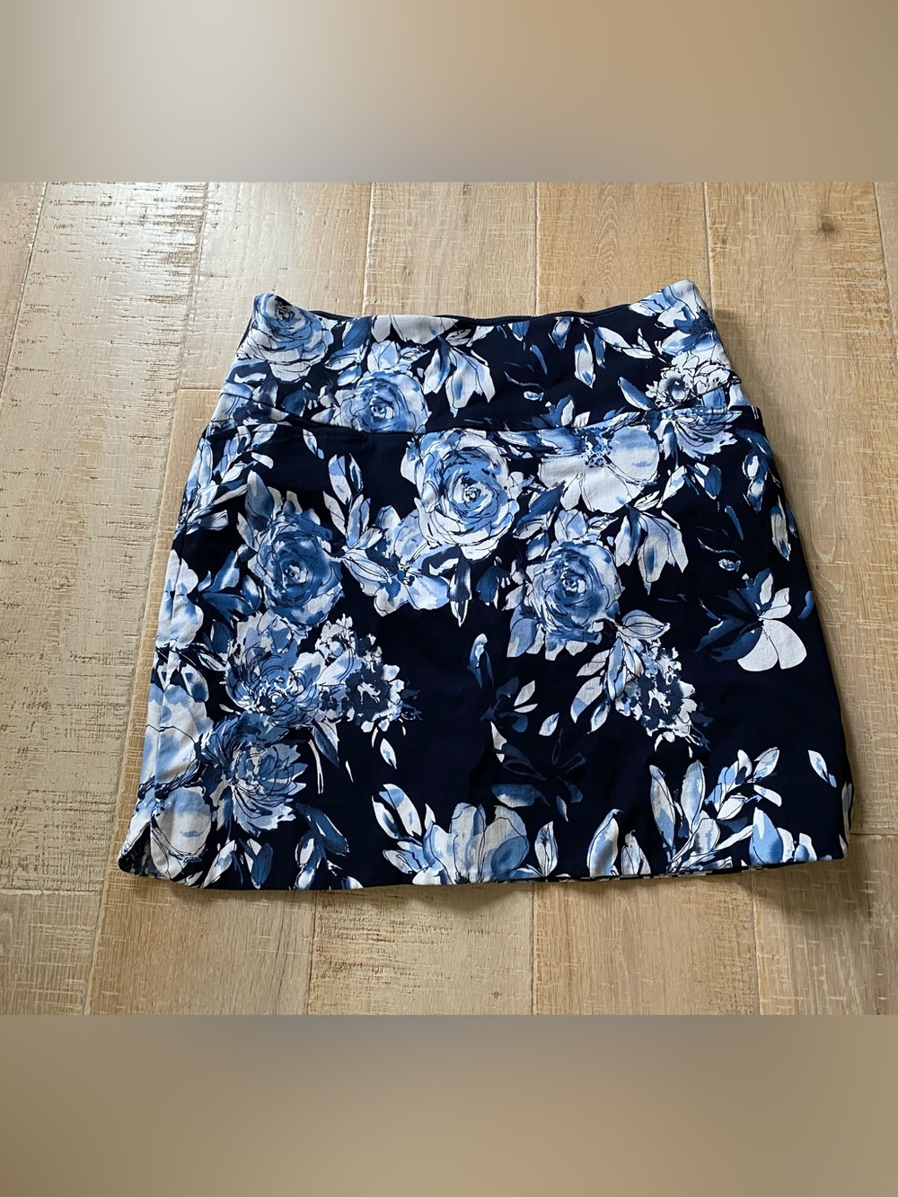 S. C. & Co. Navy Floral Golf Skort Sz. L